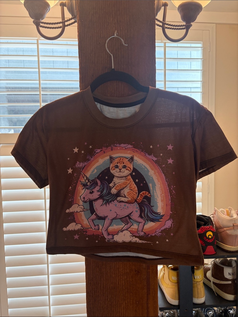 Kitten riding a unicorn Brown Cropped Tee